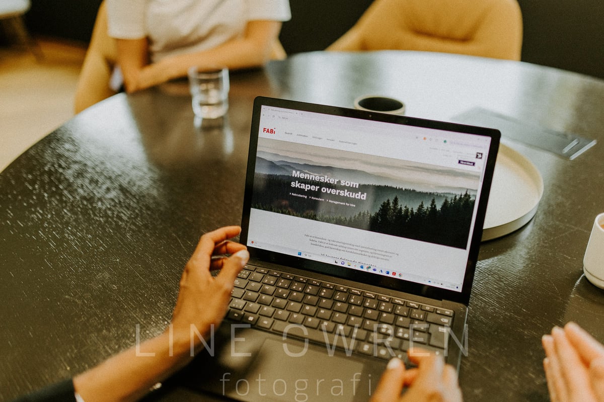 Laptop med nettside på skjermen